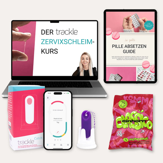 Produktübersicht für die hormonfreie Verhütung: Ein Laptop zeigt den 'trackle Zervixschleim-Kurs', ein Tablet daneben das E-Book 'Pille absetzen Guide'. Im Vordergrund stehen die trackleCatch Verpackung, ein Smartphone mit der Zyklus-App (Anzeige: unfruchtbarer Tag), der lila trackleCatch in seiner Halterung und eine rote Packung einhorn 'Classico' Kondome.