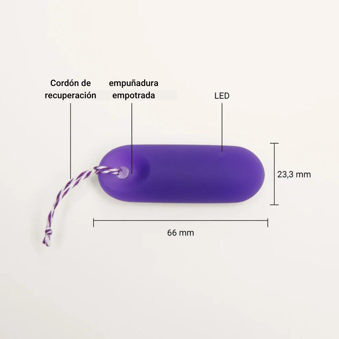 Imagen técnica del sensor trackle morado con fondo blanco que detalla sus dimensiones (66 mm de largo y 23,3 mm de ancho) e identifica mediante flechas sus componentes en español: cordón de recuperación, empuñadura empotrada y LED.