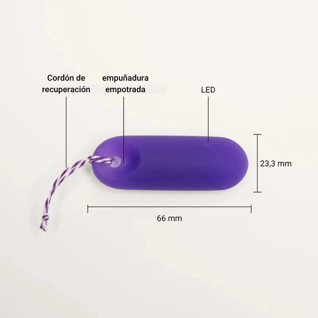 Imagen técnica del sensor trackle morado con fondo blanco que detalla sus dimensiones (66 mm de largo y 23,3 mm de ancho) e identifica mediante flechas sus componentes en español: cordón de recuperación, empuñadura empotrada y LED.