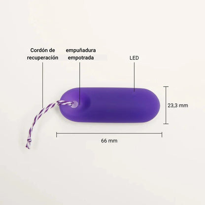 Imagen técnica del sensor trackle morado con fondo blanco que detalla sus dimensiones (66 mm de largo y 23,3 mm de ancho) e identifica mediante flechas sus componentes en español: cordón de recuperación, empuñadura empotrada y LED.
