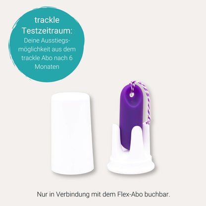 Infografik zum trackle Testzeitraum. Oben links ein türkisfarbener Kreis mit dem Text: 'trackle Testzeitraum: Deine Ausstiegsmöglichkeit aus dem trackle Abo nach 6 Monaten'. Darunter ist der lila trackleCatch in seiner weißen Halterung neben der Schutzkappe abgebildet. Am unteren Bildrand steht der Hinweis: 'Nur in Verbindung mit dem Flex-Abo buchbar'.