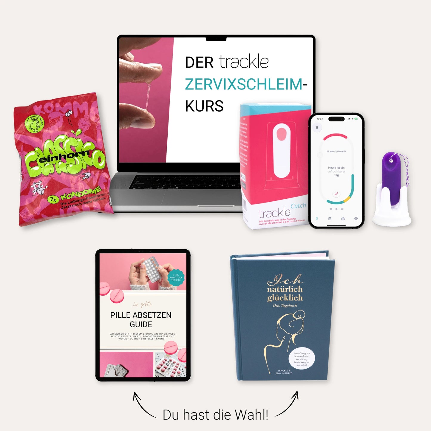 Umfangreiches Bundle für hormonfreie Verhütung: Ein Laptop zeigt den 'trackle Zervixschleim-Kurs', daneben liegen einhorn Kondome (Classico), die trackleCatch Verpackung, ein Smartphone mit der Zyklus-App und der lila trackleCatch. Unten sind ein Tablet mit dem 'Pille absetzen Guide' und ein blaues Tagebuch mit dem Titel 'Ich natürlich glücklich' abgebildet. Der Text 'Du hast die Wahl!' verbindet die Elemente.