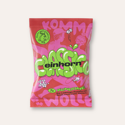 Bunte Verpackung der einhorn Kondome Sorte 'Classico' mit 7 Stück. Das Design ist in kräftigem Rot und Pink gehalten, mit einer grünen Graffiti-Aufschrift 'Classico' und comicartigen Illustrationen. Oben links befindet sich ein grünes Siegel mit der Aufschrift 'Echt gefühlsecht'."