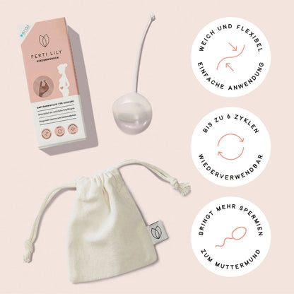 Übersicht von FERTI-LILY: Gezeigt werden die Verpackung, die Silikon-Empfängnishilfe und der weiße Baumwollbeutel zur Aufbewahrung. Rechts daneben stehen drei Icons mit den Vorteilen: 'Weich und flexibel – einfache Anwendung', 'Bis zu 6 Zyklen wiederverwendbar' und 'Bringt mehr Spermien zum Muttermund'. Eine umfassende Darstellung von Lieferumfang und Produkteigenschaften.