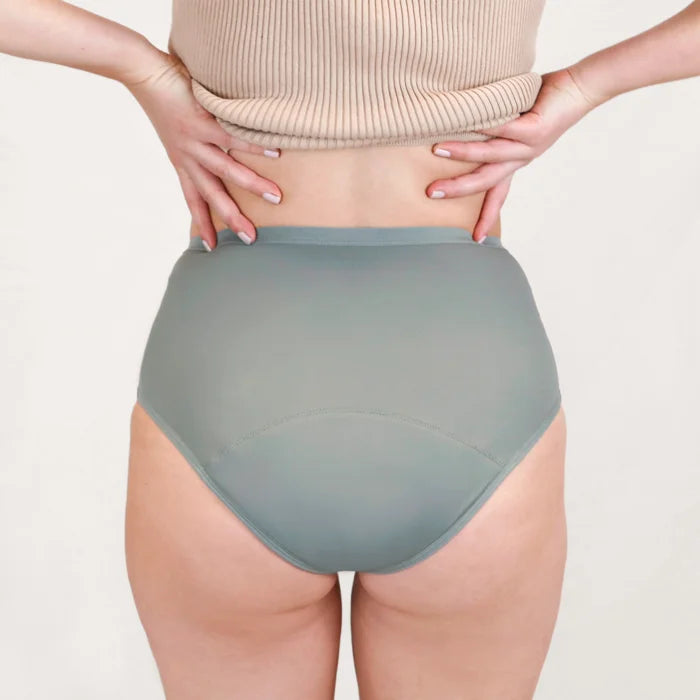 Rückansicht der High Waist Periodenunterwäsche in Salbei. Der Schnitt ist blickdicht und bietet eine vollständige Abdeckung. Sichtbar ist die flache Nahtverarbeitung am Gesäß und der hohe Taillenbund.
