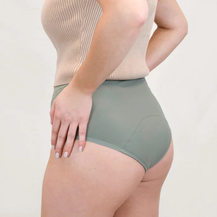 Seitenansicht der salbeigrünen Periodenunterwäsche im High Waist Schnitt. Die Aufnahme verdeutlicht den hohen Beinausschnitt und den bequemen Sitz an der Hüfte.