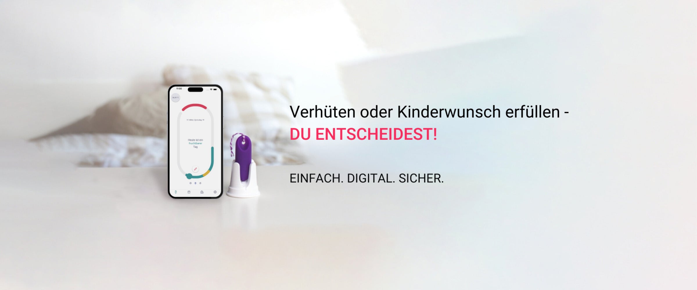 trackle Banner vor hellem Schlafzimmer-Hintergrund. Links steht ein Smartphone mit der trackle App neben dem lila Zyklussensor. Rechts der Text: 'Verhüten oder Kinderwunsch erfüllen – DU ENTSCHEIDEST!' sowie der Slogan 'EINFACH. DIGITAL. SICHER.'