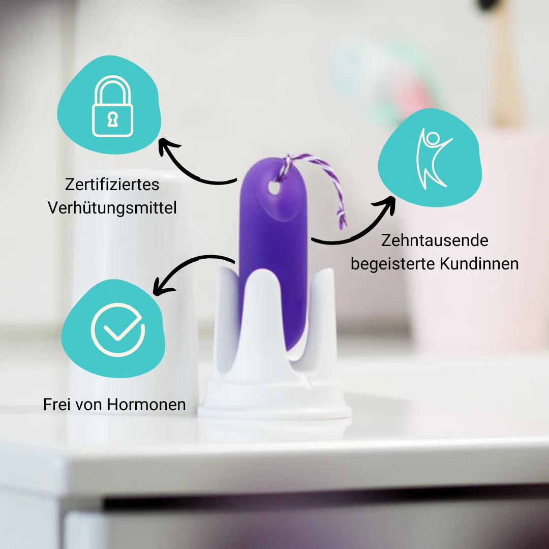 Produktgrafik des lila trackle Catch Sensors in seiner weißen Halterung. Rechts daneben drei Icons mit den Vorteilen: 'Zertifiziertes Verhütungsmittel', 'Frei von Hormonen' und 'Zehntausende begeisterte Kundinnen'. Eine vertrauenswürdige Darstellung der Produktmerkmale.